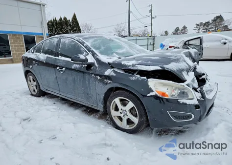 2013 Volvo S60 T5 z USA, uszkodzony, nr VIN YV1612FS4D2186657